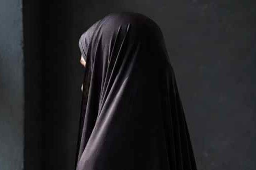 donna con velo islamico