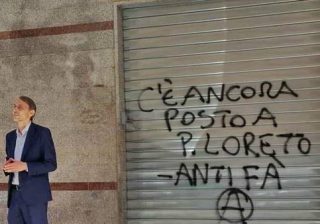 "C'è ancora posto a piazzale Loreto. Antifà", con il simbolo degli anarchici.