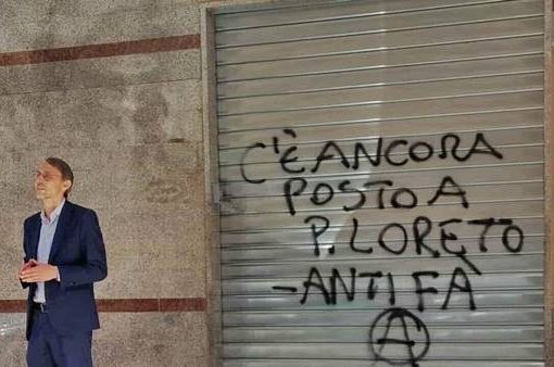 "C'è ancora posto a piazzale Loreto. Antifà", con il simbolo degli anarchici.