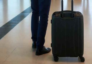 uomo con trolley in aeroporto