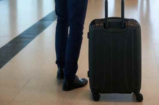 uomo con trolley in aeroporto