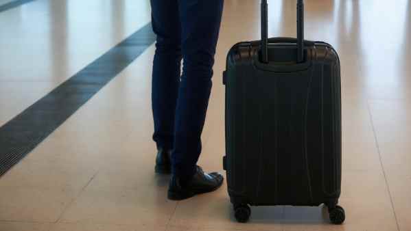 uomo con trolley in aeroporto