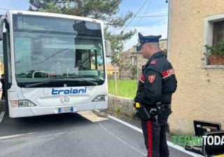 Terni, donna presa a martellate sul bus