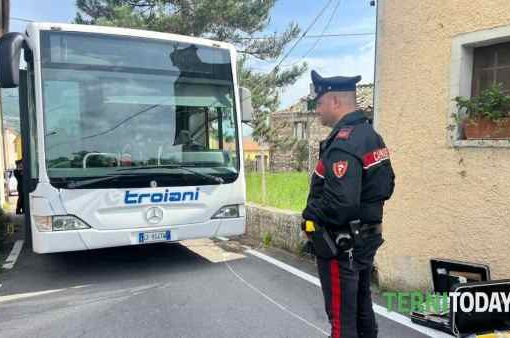 Terni, donna presa a martellate sul bus