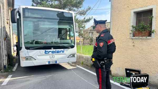 Terni, donna presa a martellate sul bus: è gravissima