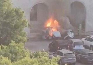 Senigallia, auto elettrica esplode in un parcheggio