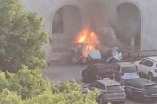 Senigallia, auto elettrica esplode in un parcheggio