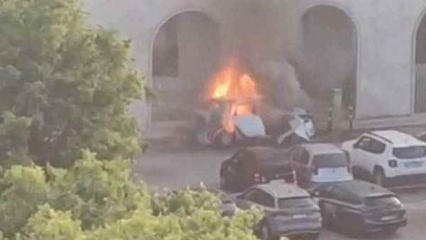 Senigallia, auto elettrica esplode in un parcheggio