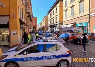 auto sulla folla a Modena
