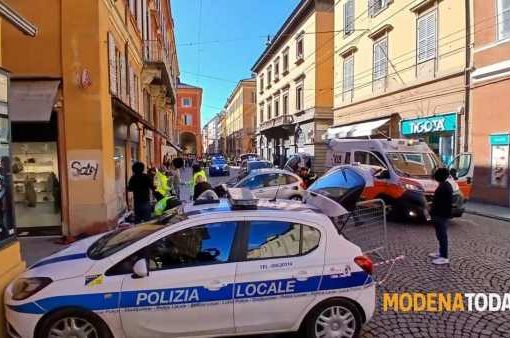auto sulla folla a Modena