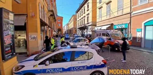 auto sulla folla a Modena