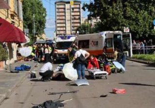 Auto falcia pedoni a Modena