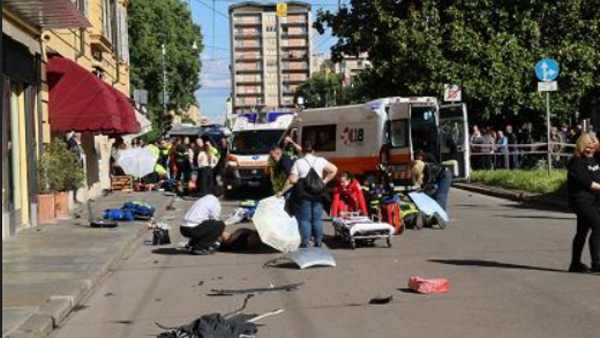 Auto falcia pedoni a Modena