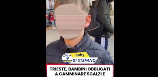 Trieste, bambini delle elementari bendati, scalzi e bagnati per 'sentirsi' come i clandestini