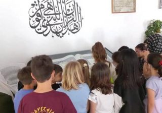 scuola elementare in gita in moschea
