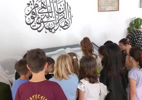scuola elementare in gita in moschea