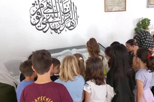 scuola elementare in gita in moschea