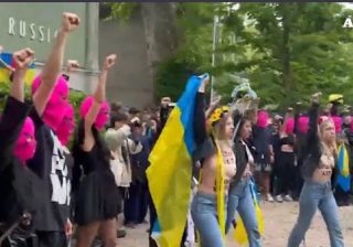 Biennale, blitz Pussy Riot e Femen