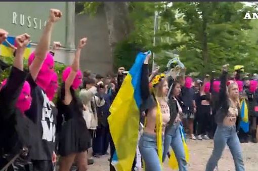 Biennale, blitz Pussy Riot e Femen