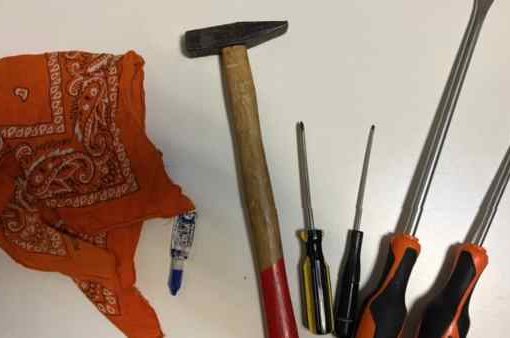 Agenti aggrediti con martelli e cacciaviti