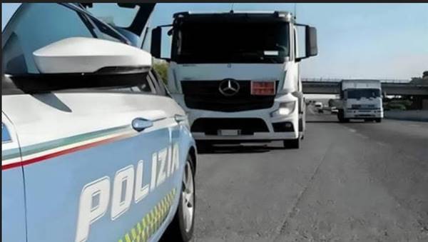 Durante inseguimento si getta da camion rubato e muore: indagati 5 poliziotti