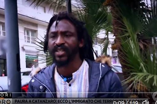 Molestava le ragazze a Catanzaro: espulso