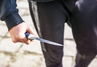 uomo con coltello