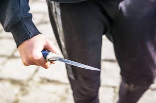 uomo con coltello