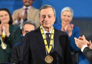 Mario Draghi alla cerimonia del Premio Carlo Magno