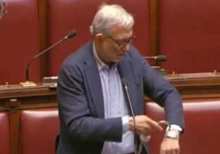 Giachetti si ammanetta al banco della Camera
