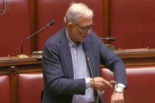 Giachetti si ammanetta al banco della Camera