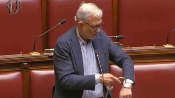 Giachetti si ammanetta al banco della Camera