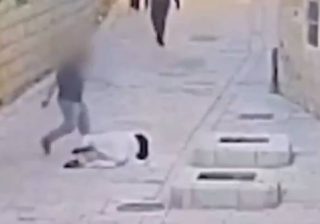 Israele, suora presa a calci