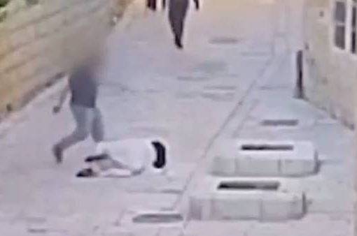 Israele, suora presa a calci