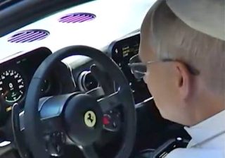 Leone XIV al volante della nuova Ferrari