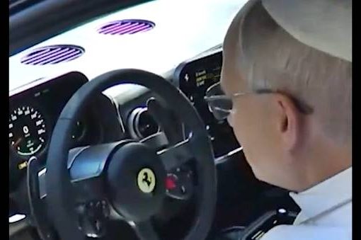 Leone XIV al volante della nuova Ferrari