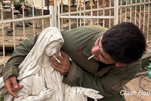 soldato oltraggia statua della Madonna