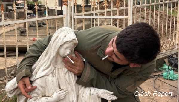 soldato oltraggia statua della Madonna