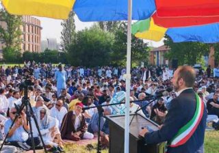 Sindaci dem in processione alla festa islamica del Sacrificio