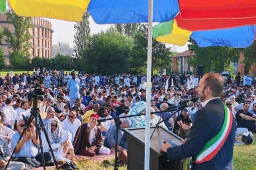 Sindaci dem in processione alla festa islamica del Sacrificio
