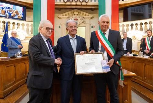 Romano Prodi riceve il premio Dossetti per la pace