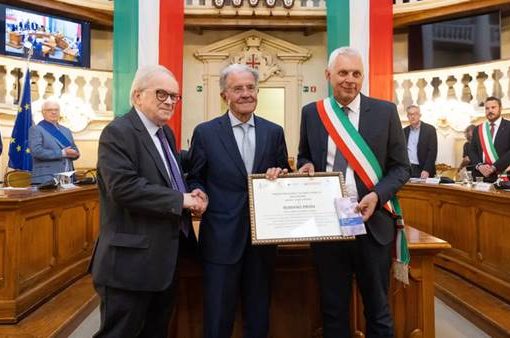 Romano Prodi riceve il premio Dossetti per la pace