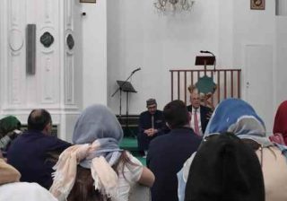 Palermo, gita scolastica in moschea: studentesse velate