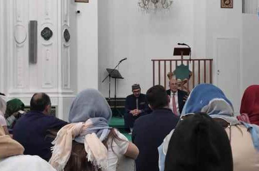 Palermo, gita scolastica in moschea: studentesse velate