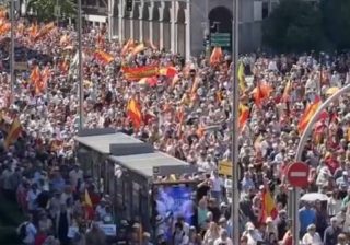 Spagna protesta contro Sanchez