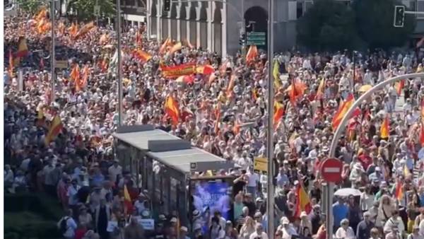 Spagna protesta contro Sanchez