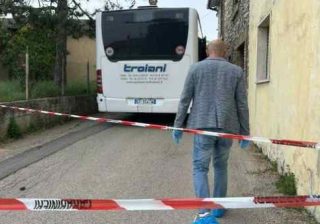 Martellate alla moglie sul bus