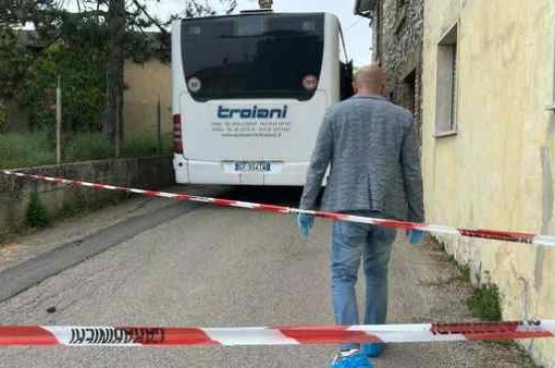 Martellate alla moglie sul bus