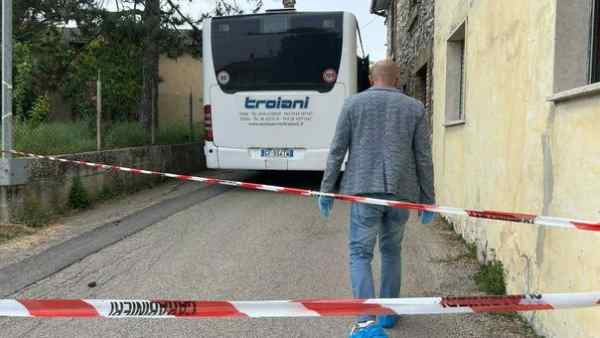 Martellate alla moglie sul bus