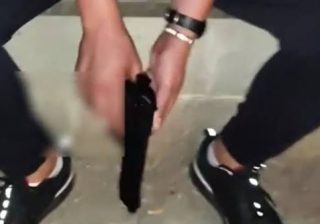 Firenze, giovane immigrato scarrella una pistola in piazza